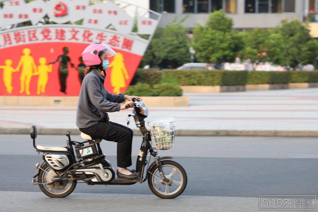 要罚款了太仓人注意骑电动车强制戴头盔载人年限放宽了