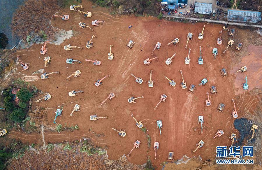 大型机械在武汉火神山医院建设工地施工(1月24日摄,无人机照片.