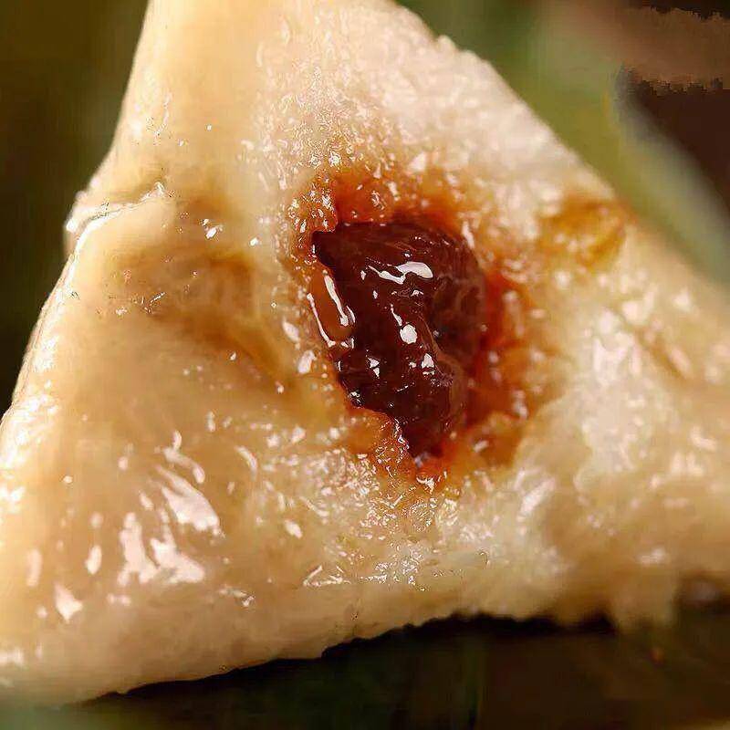 豆沙口味,是粽子中的经典味道了,也是甜粽的典型代表.