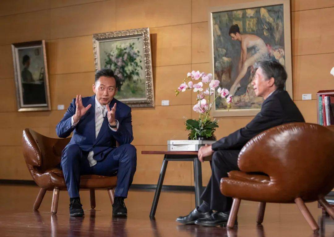 《档案》中给观众留下深刻印象的  主持人 谭江海将与  中国美术家