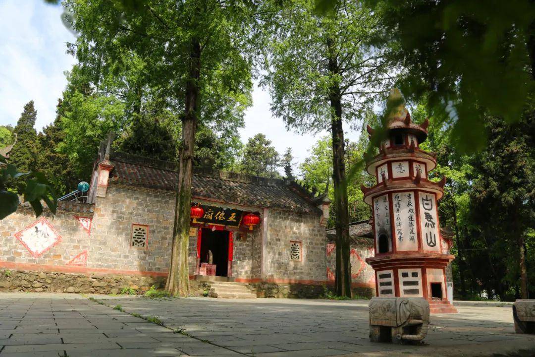 五仙庙学习武当功夫玉殿白马山海拔1058米主峰顶高高地矗立着一座玉殿
