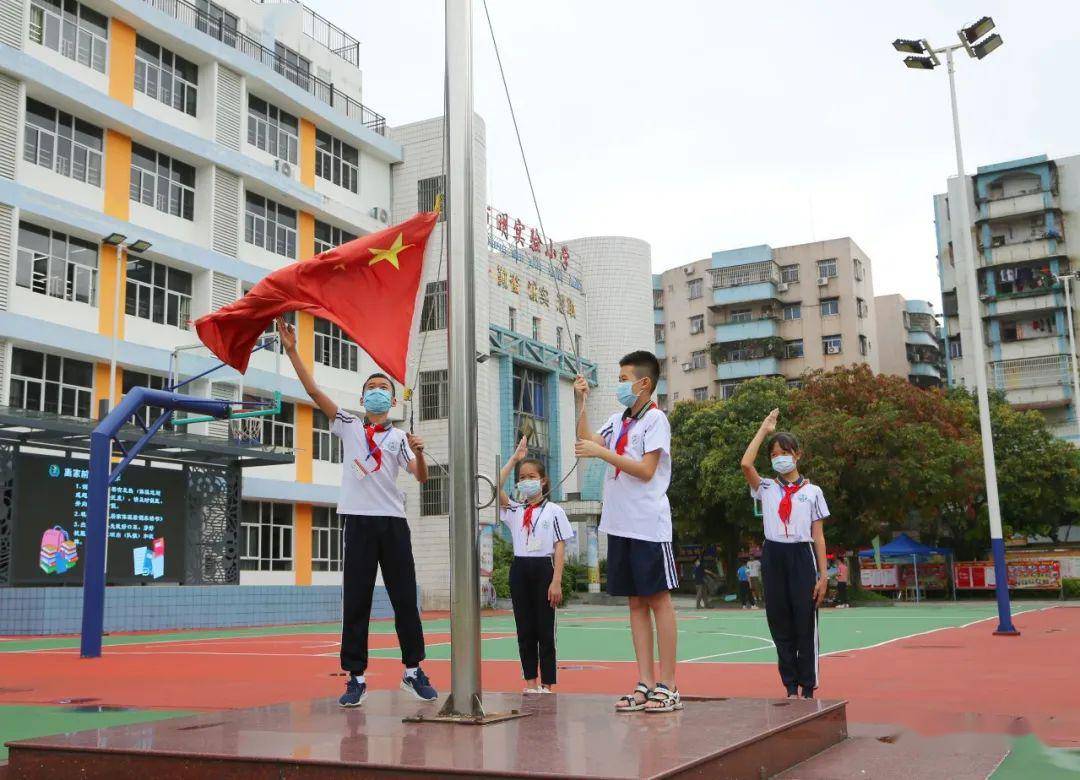 沛明实验小学荷城一小西安小学分批有序用餐沛明实验小学同学们用餐.