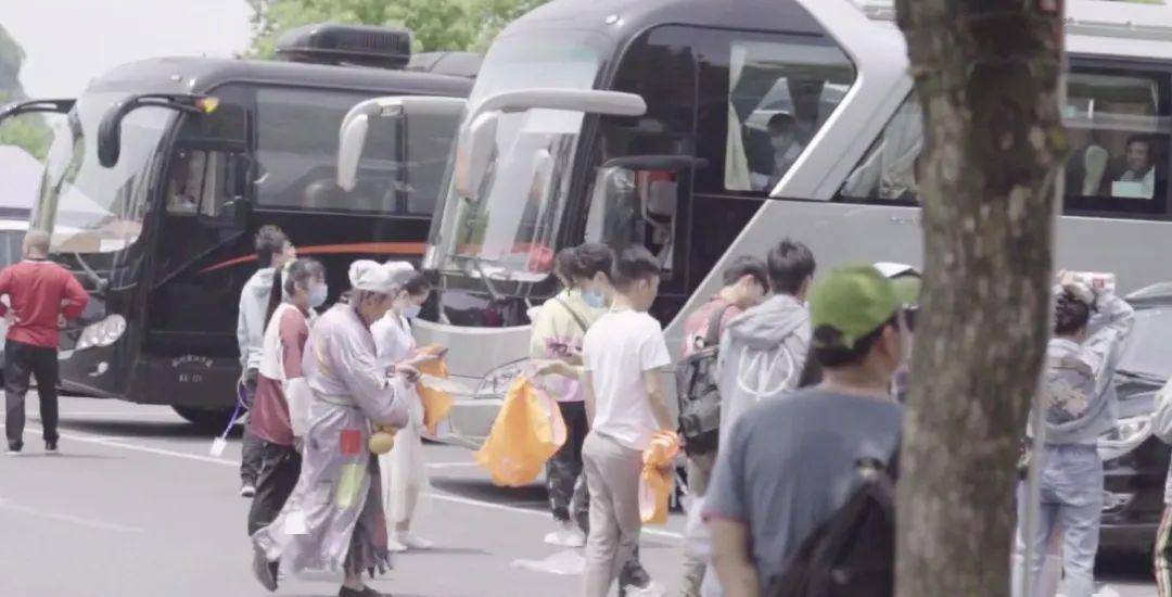 当明星之前，先去横店送外卖