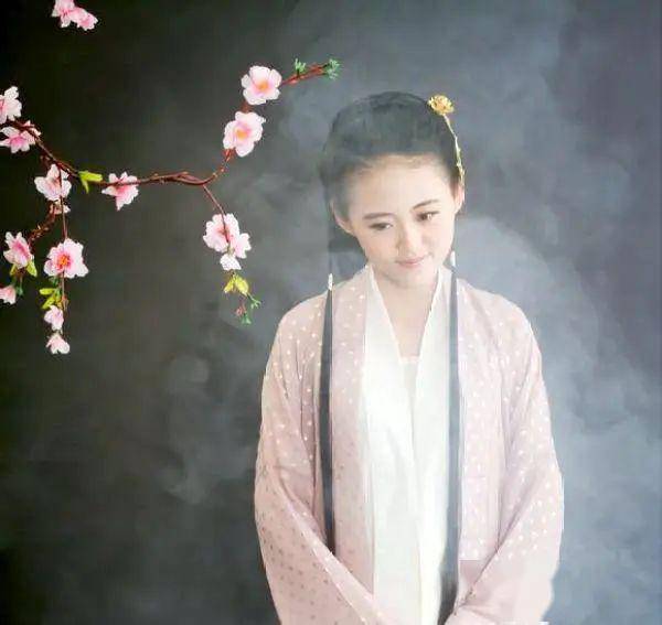 词人的排名_近代女词人照片(2)