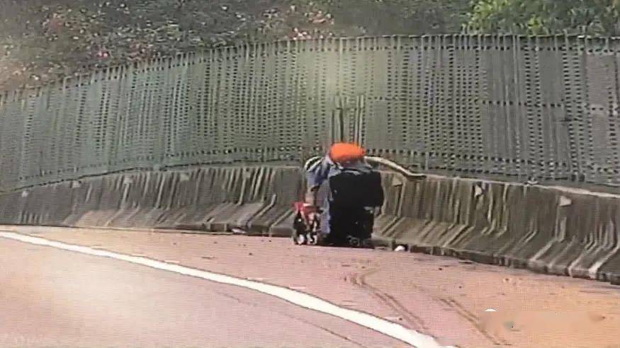 ►广西一小伙踩轮滑上高速去打工，被交警劝离