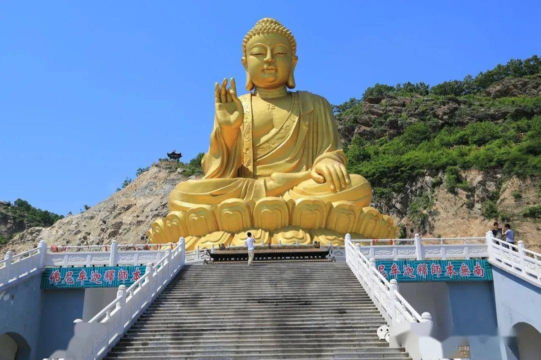 伊山大佛为佛祖释迦牟尼的说法坐像,高66米,整个佛像用锻铜七十多吨