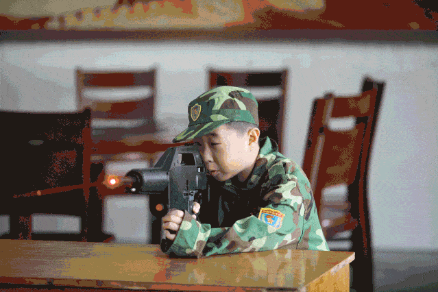 成为一名出色的狙击手,需要具备以下素质:抗干扰能力要强,善于排除