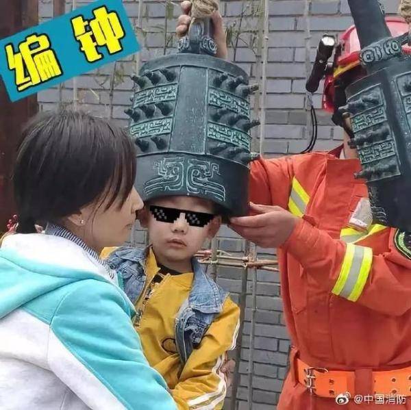 疼！婴儿右手指被卡螺丝帽，家长抱孩子到消防队救助