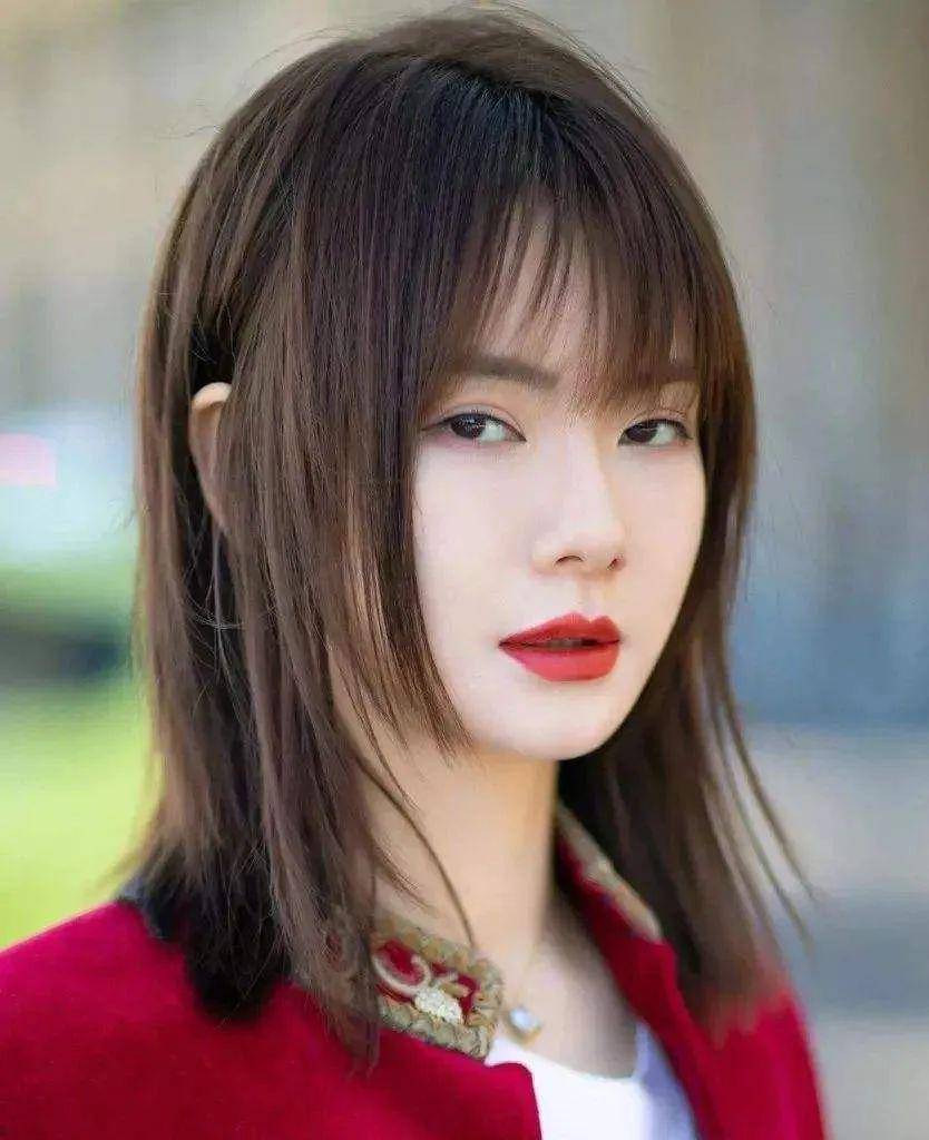 戚爷之前也留了公主切,只是她放弃了齐刘海,两边的姬发也是做了小小的