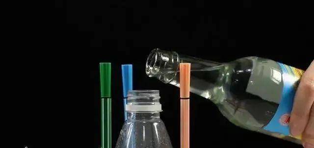 瓶子做火箭图片 a951c851db274f229b9136537141a001.jpeg