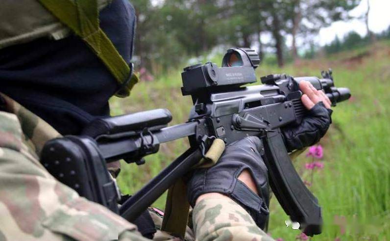 ak-104在俄罗斯内务部下属特种部队中有装备,部分代替aks-74u短突击