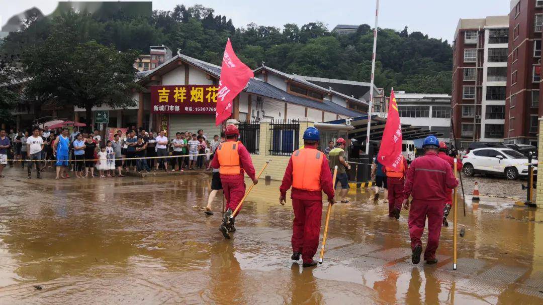 洪水无情人有情 那坡县党员志愿者积极投身抗洪救灾_手机搜狐网