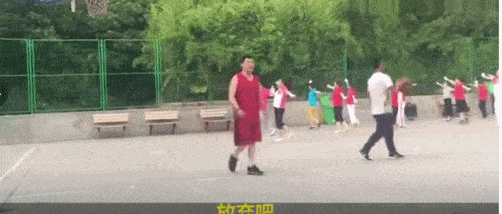 小伙子们说也说不动,不想发生纷争,就只好悻悻的离开说,放弃吧.