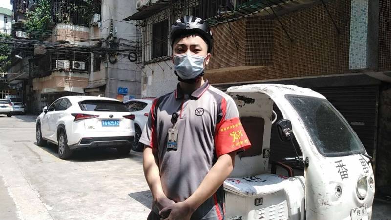 广州爬楼托举救小孩快递员爱爬山，称对救人有