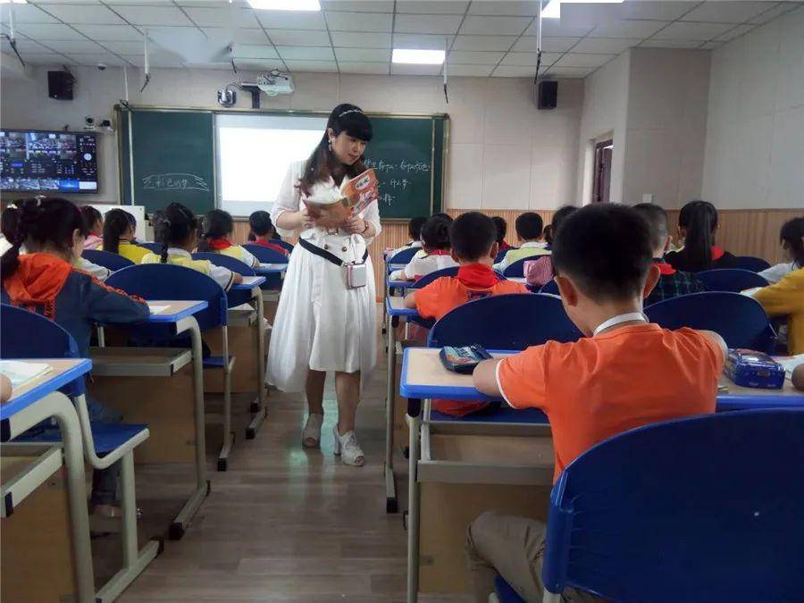 5月20日,大竹县第三小学白塔校区全体语文教师齐聚一堂,学习了三节