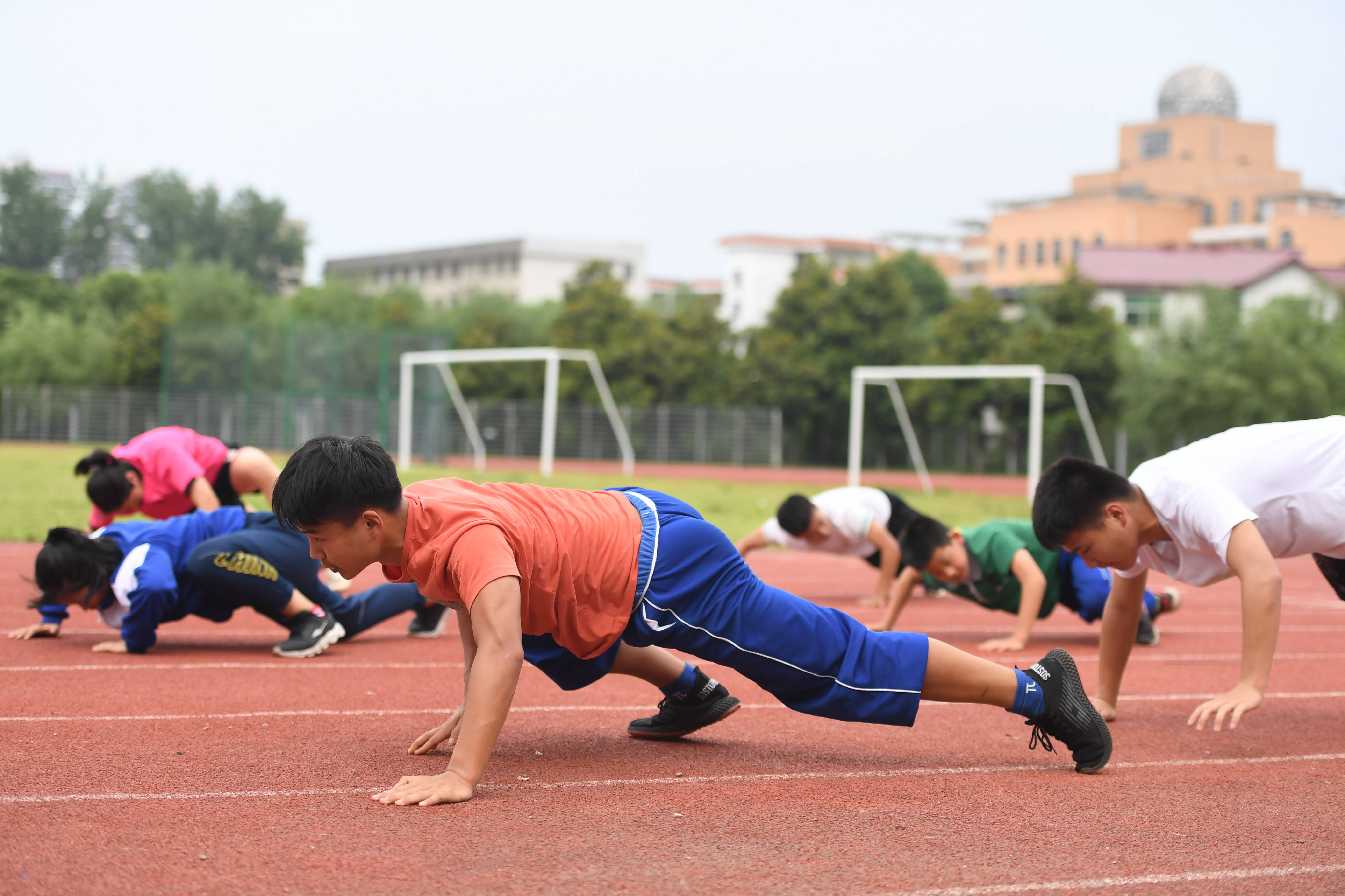 5月27日,张家界市业余体育学校柔道队的学生们在进行体能训练.