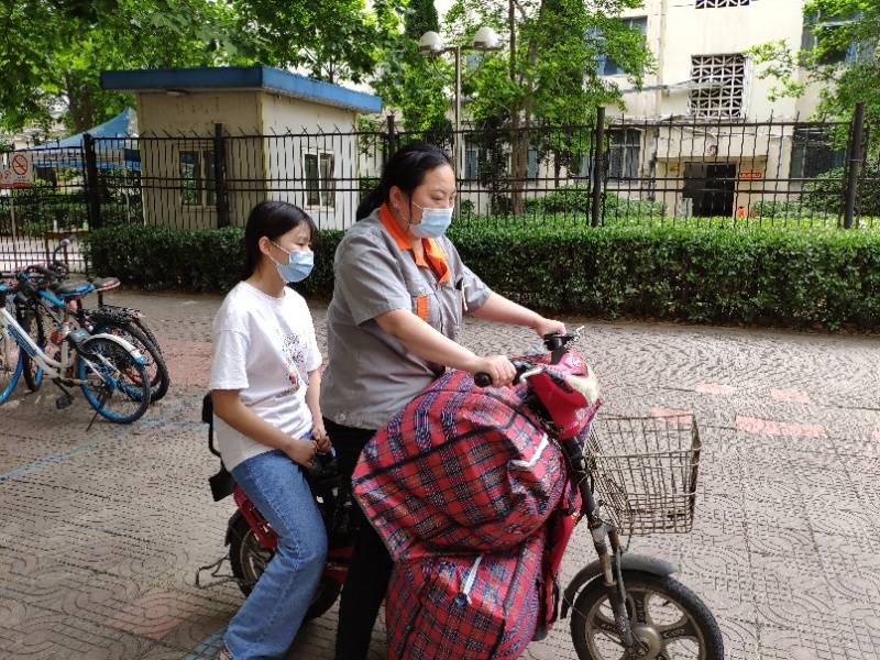 河南一高校宿管阿姨组车队给毕业生运行李！此前云接单为学生晒被