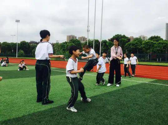 平湖枫叶国际学校大课间跳长绳比赛全体循环跳