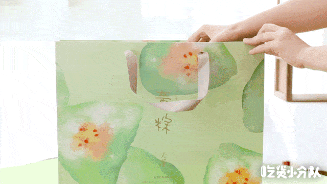 礼盒的包装设计也很用心,呈现一种水墨画的效果,清新自然,比起传统的