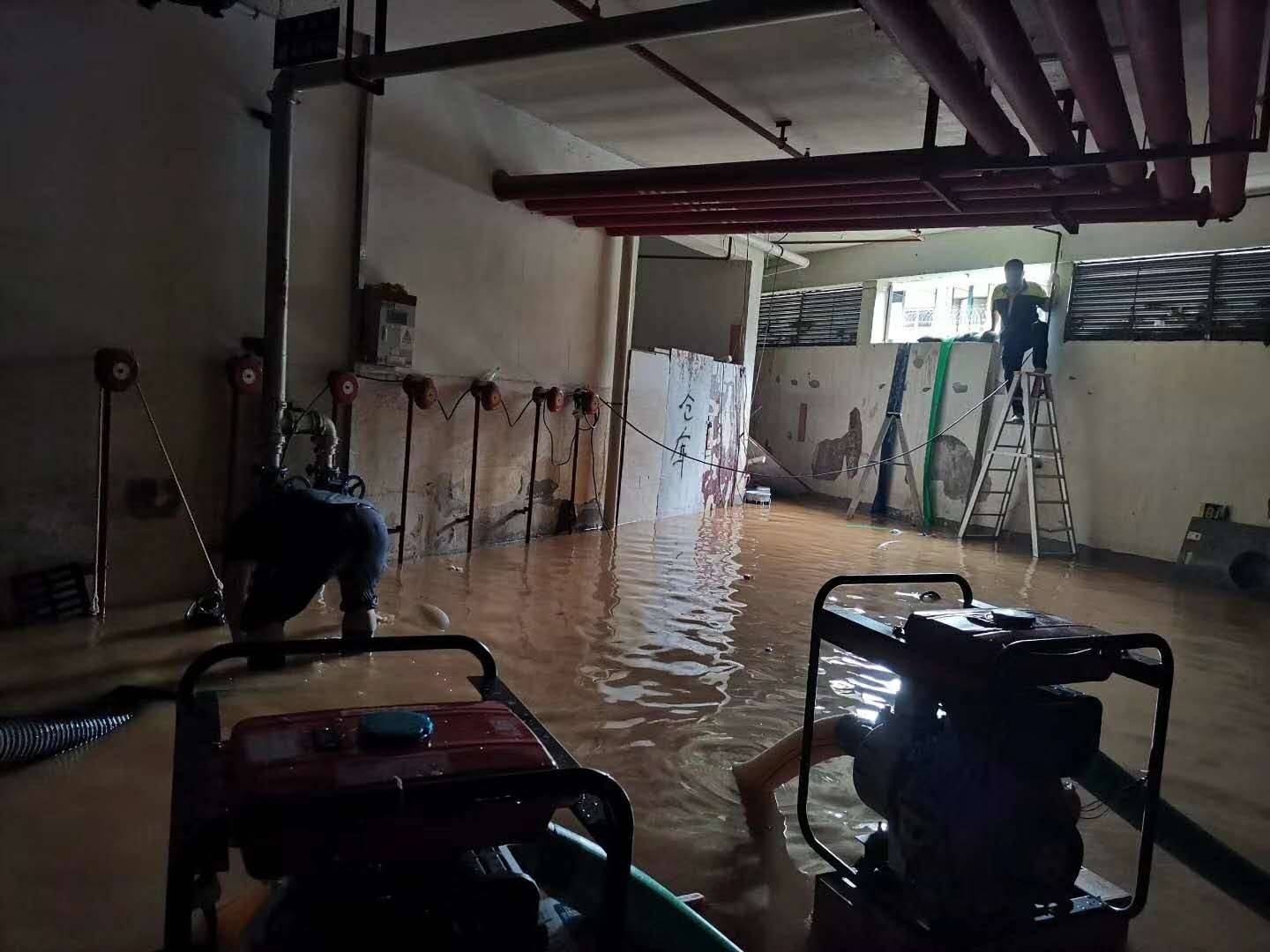 小区车库进水200辆车被淹 广州万科物业：正协调