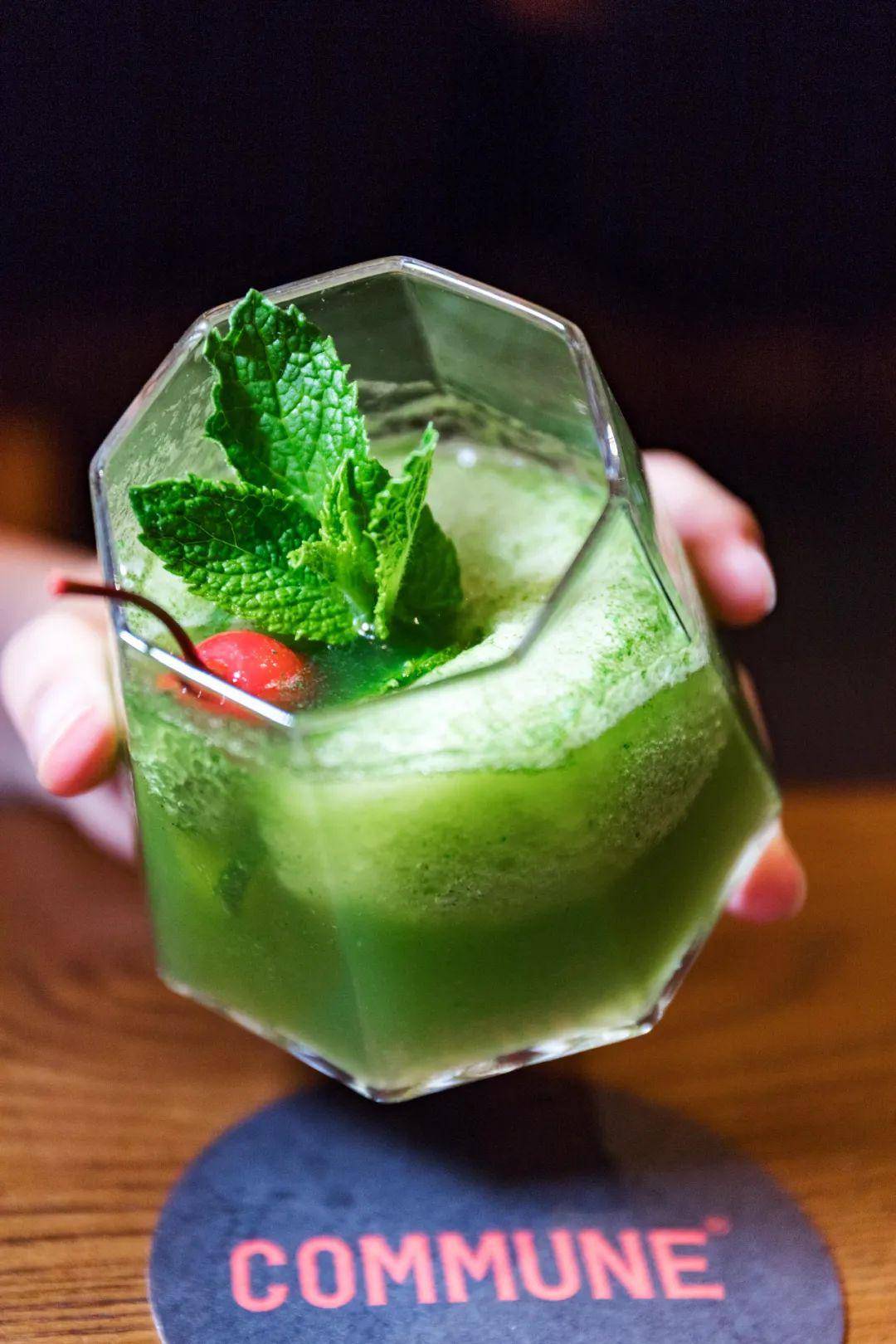 绿野仙踪 〓 绿野仙踪是鸡尾酒界的小清新, 回味微酸还带着薄荷的