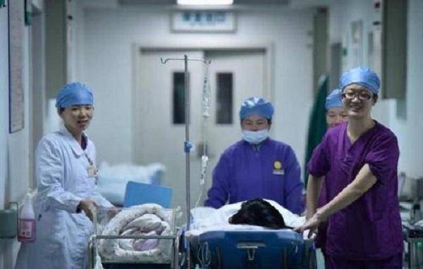宝宝|还是不要给这几类人抱,别等吃了亏才知道懊悔新生宝宝刚出产房