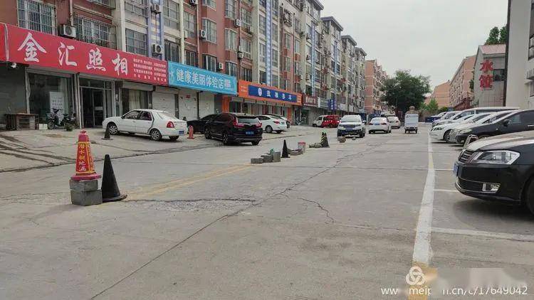 章丘这条街禁止乱停乱放了40个水泥隔离桩已就位