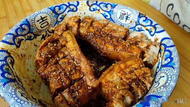 如何腌制脆皮五花肉 c9e8edaf58764bf48115e67da7b4c9c3.jpeg