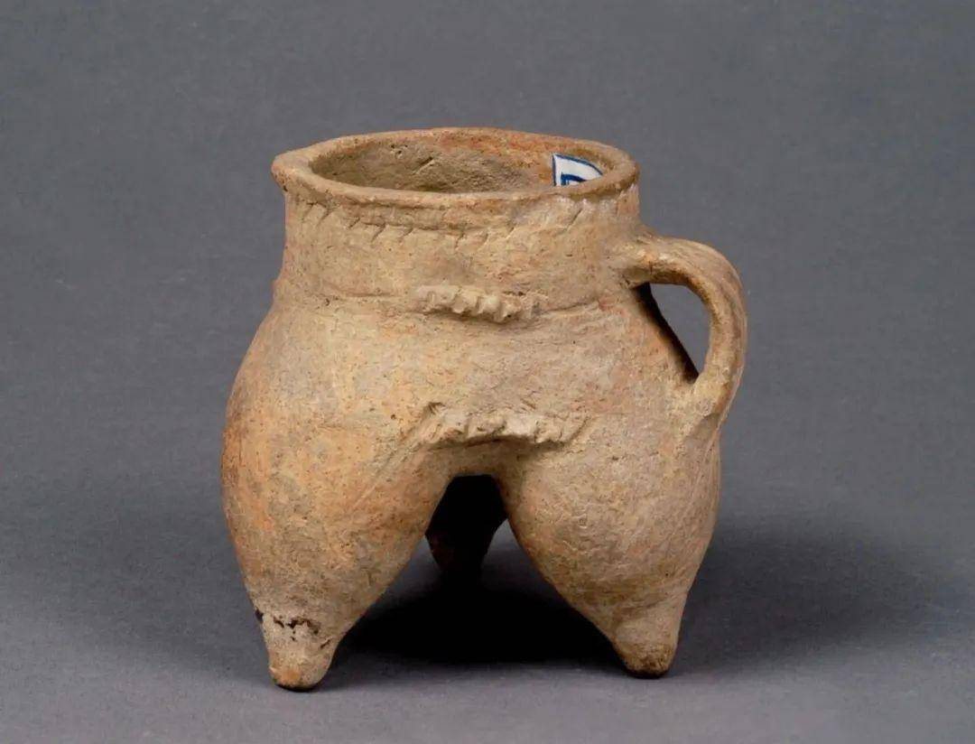 捏塑纹单耳三足陶鬲(lì,寺洼文化,二级文物.
