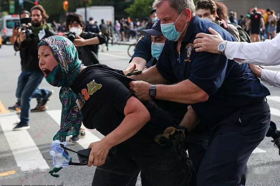 美国白人警察"跪死"黑人 抗议者开始趁机打砸抢烧,场面失控!