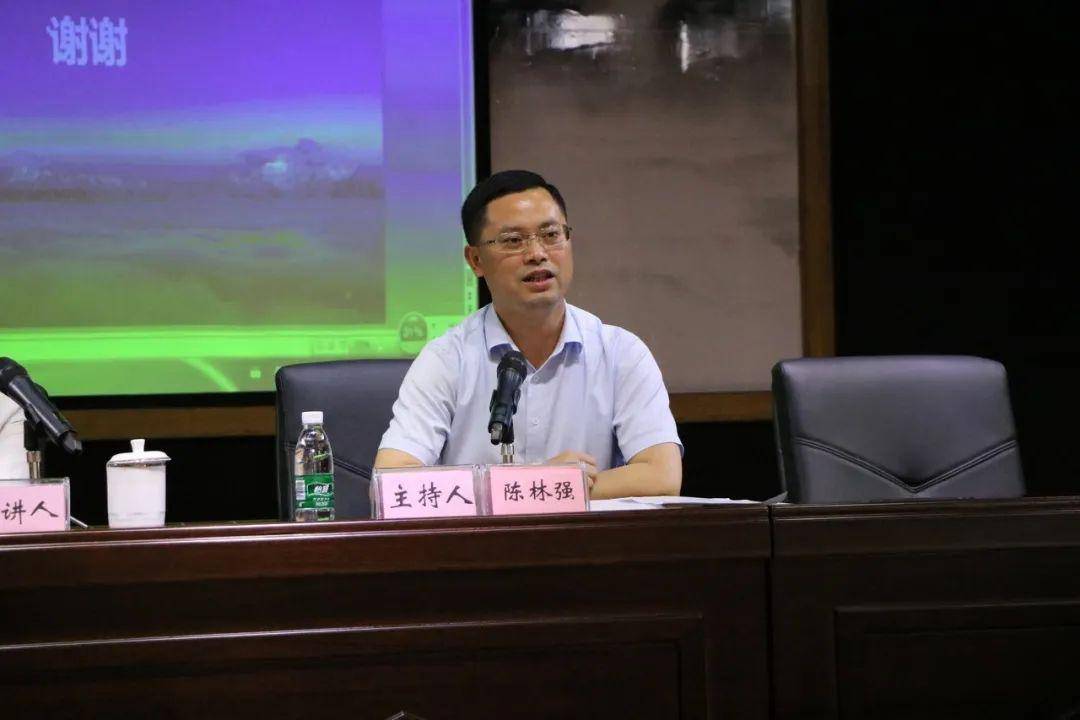 市文化广电旅游局首期"职工讲坛"昨日开讲,干部职工集体"充电"