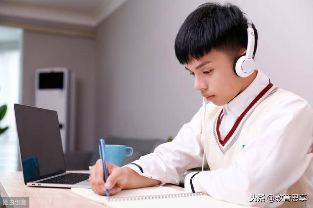 孩子听音乐写作业有利有弊,父母应正确引导和督促,以免影响学习