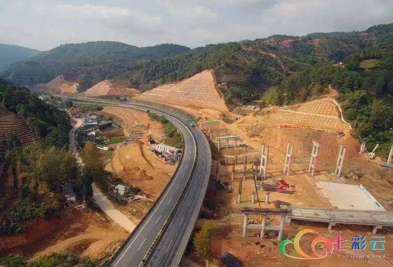 穿越哀牢山无量山的高速公路——墨临高速公路建设取得突破性进展