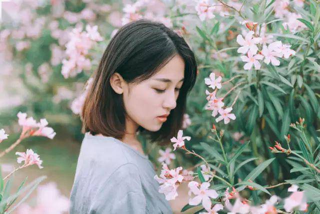 拍照怎么才能自然笑 21dde11a6f8a4a25ac7fb063dc0bdc12.jpeg