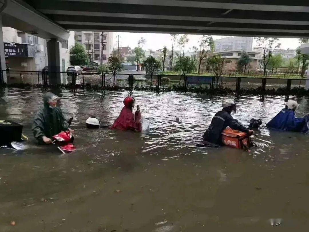 暴雨袭赣!多车被淹,多人被困,外出千万注意!