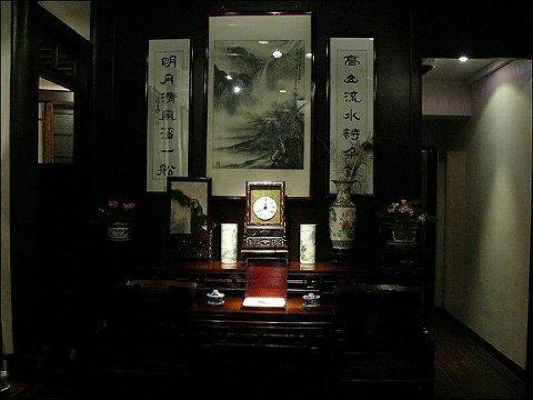 瞎子的老婆腿脚有疾,走路极不方便,没有正式的工作,瞎子的父母是老