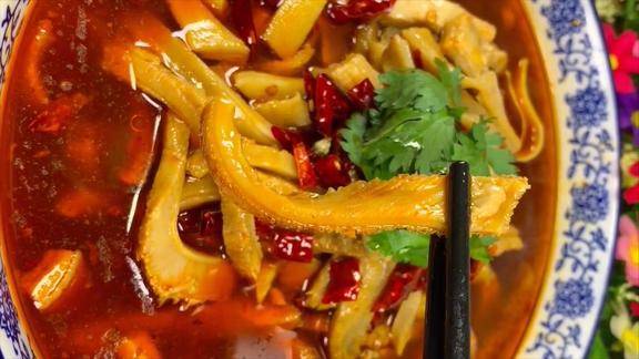 厨师长教你水煮牛肚的做法,香辣入味,营养又解馋,出锅抢着吃