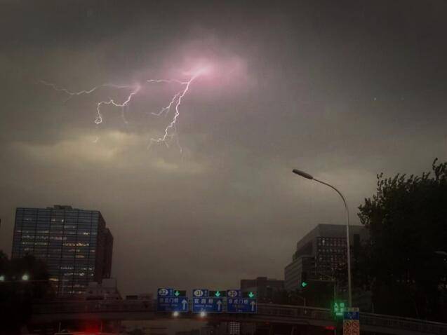 刚刚电闪雷鸣,狂风暴雨齐袭!下班的你被淋了吗?