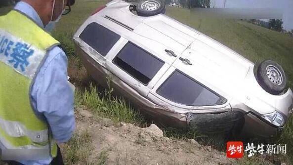 开车不系安全带男子翻车丢性命，警方：危急时