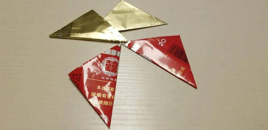 陈叔折烟纸角的"技术"仍非常娴熟.