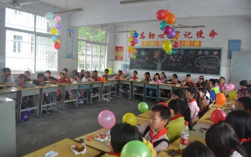 班级内布置了彩色的气球.受访者供图