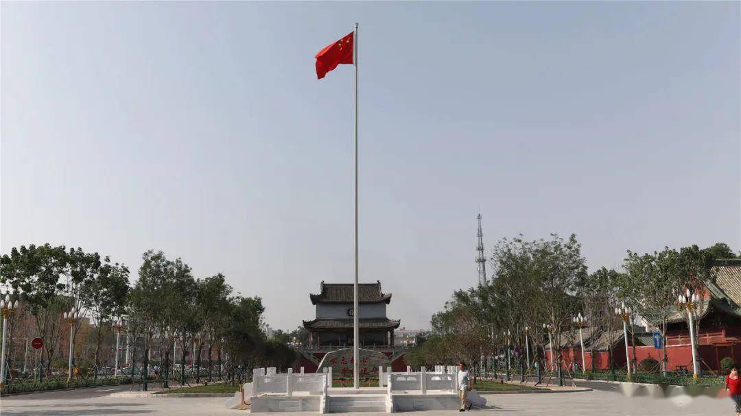 我县组织县委,县政府机关干部举行升国旗仪式