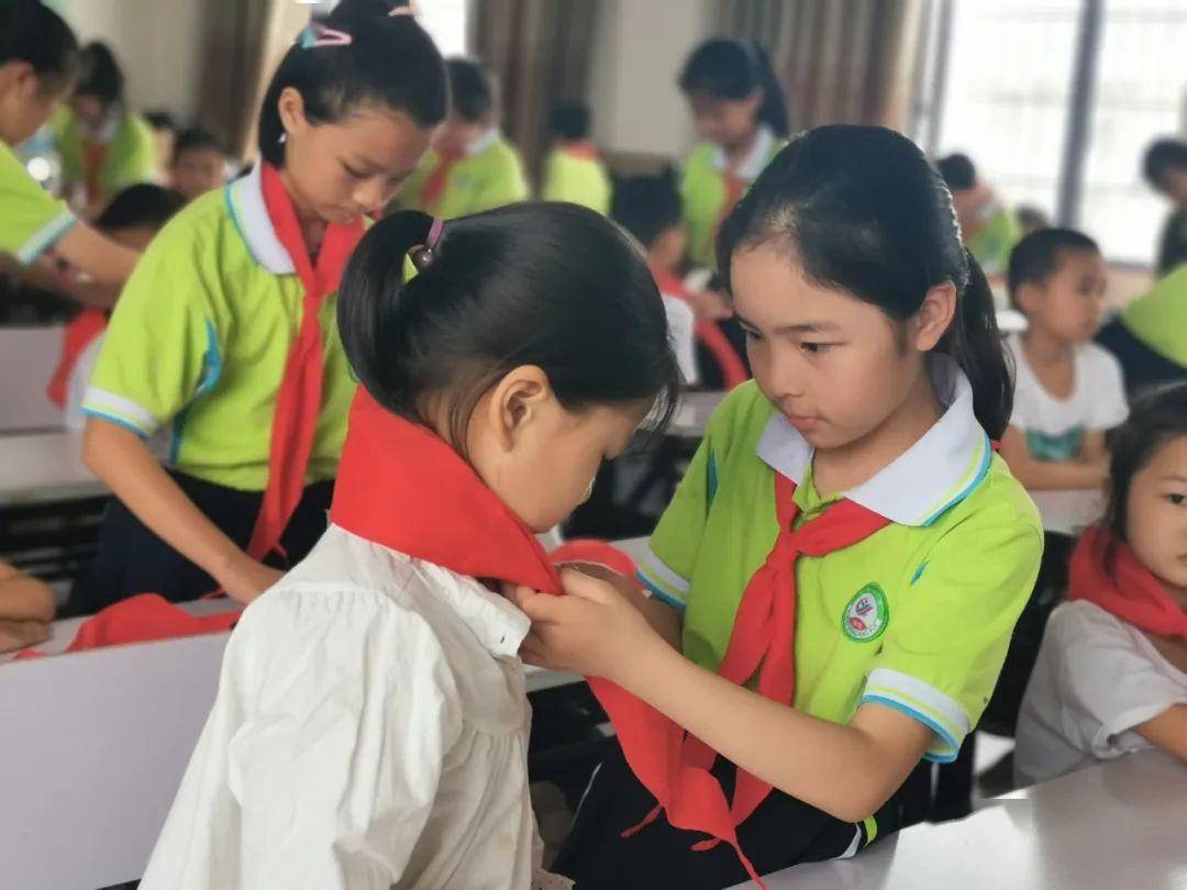 "在这个特殊的日子里,全区各小学纷纷为新少先队员举行入队仪式,这是