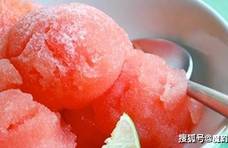 夏天“冻”一切，冻草莓冻香蕉都弱了，最后一种牙都“哆嗦”