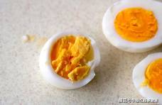 煮鸡蛋时，蛋黄老“发黑”，是鸡蛋坏了吗？这2个原因或是关键