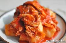韩国女人把“猪肉”塞入坛子当泡菜，1年后打开盖子，一言难尽