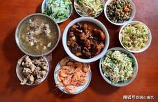 中元节晒了晒我家的午餐，7个人吃10道菜，网友：家里没矿吃不起