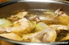 炖肉汤，中途加“冷水”或“热水”，真会影响鲜味吗？很多人弄错