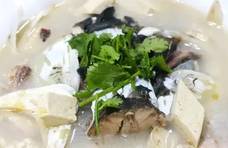 炖鱼头豆腐汤时，不要直接下锅炖，少了这一步，鱼汤不白还腥