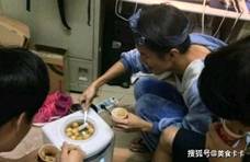 被大学逼出来的“坚强”，饮水机吃火锅不算啥，啤酒瓶烧烤才是牛